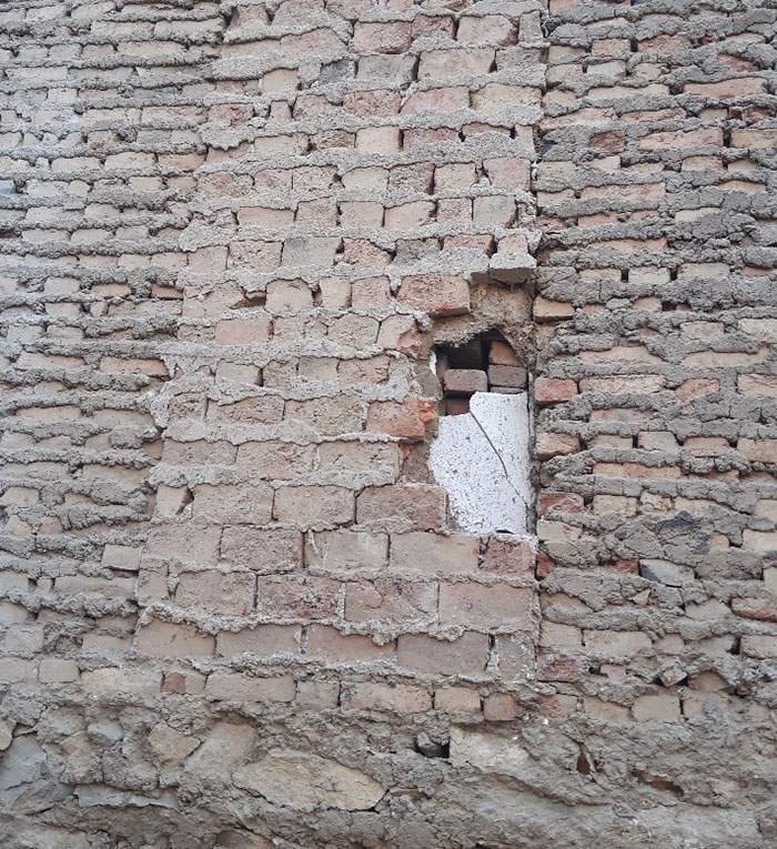 وجود درز سرد بین دیوار اصلی ساختمان و دیوار طاقچه که در ساختمانهای قدیمی مرسوم بود 